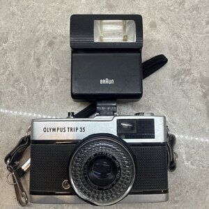 OLYMPUS TRIP 35 Compact 35mm Film Camera w flash, 40mm f/2.8 Lens Untested As Is